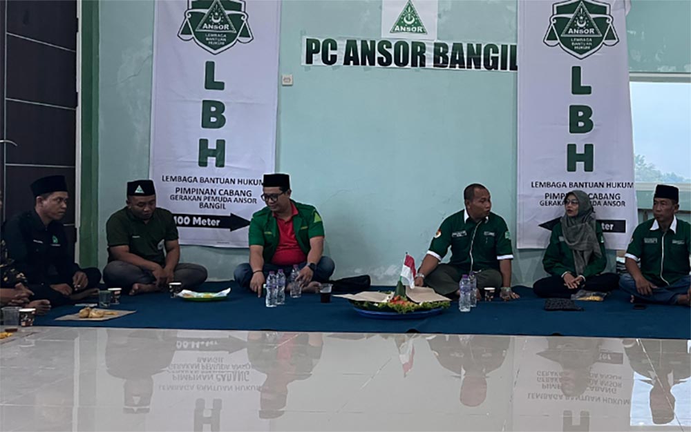 Konferensi pers yang digelar LBH PC GP Ansor Bangil menyikapi insiden peluru nyasar di Gresik.