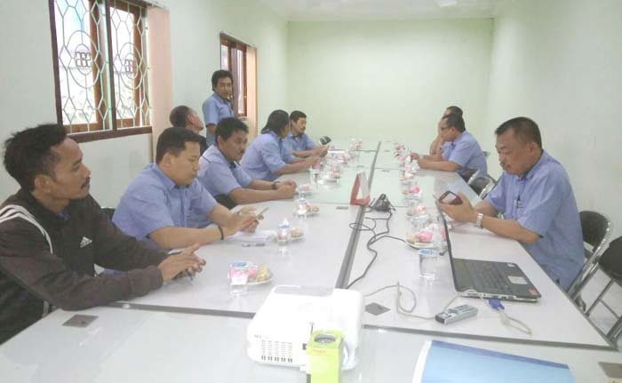 Jajaran PT Swabina Gatra sedang rapat terkait isu PHK, Rabu (3/1). Foto: IST