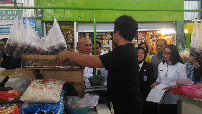 Plt Wali Kota Malang Wahid Wahyudi, saat menanyakan harga telur ke pedagang di pasar Oro Oro Dowo, Rabu (2/5). Foto: IWAN I/BANGSAONLINE