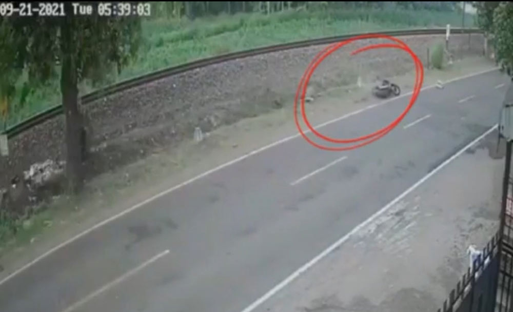 Tangkapan layar rekaman CCTV saat detik-detik pemotor terpelanting usai disenggol truk yang diduga ugal-ugalan.