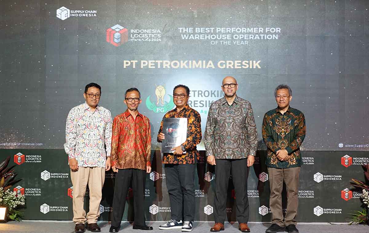 SVP Pengelolaan Pergudangan dan Pelabuhan Petrokimia Gresik, I Gusti Bagus Manacika (tiga dari kanan), saat menerima penghargaan The Best Performer of The Year.