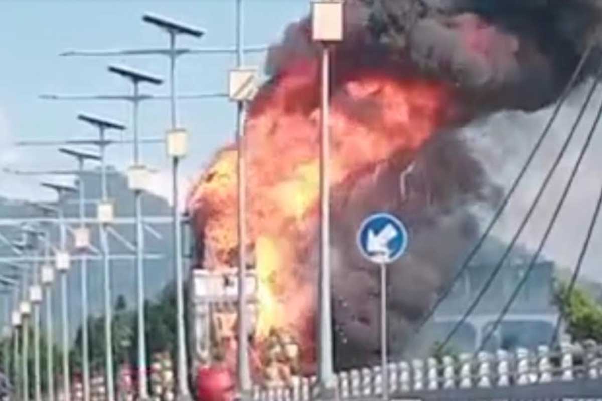 Kobaran api akibat tiang pancang jembatan Brawijaya yang terbakar.