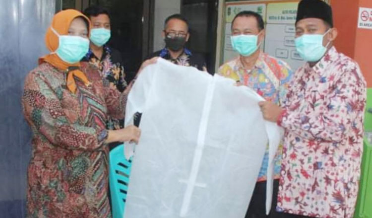 Fauzi saat menyerahkan ratusan APD kepada RSUD dr. Moh. Anwar.
