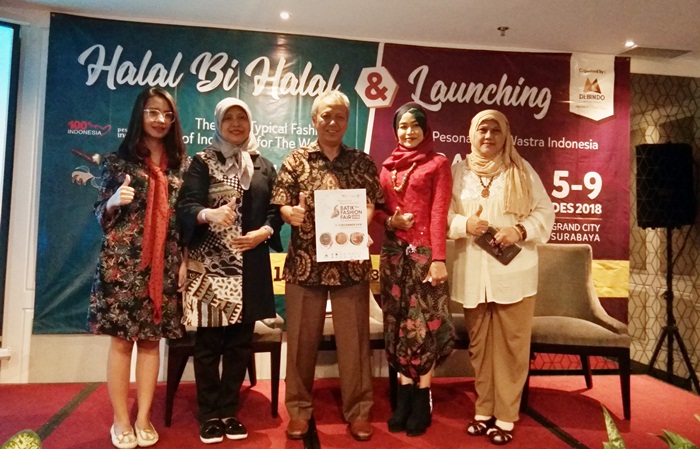 Direktur Utama PT Debindo Mitra Tama, Dadan Kushendarman (tengah) foto bersama para pendukung  Batik Fashion Fair 2018.
