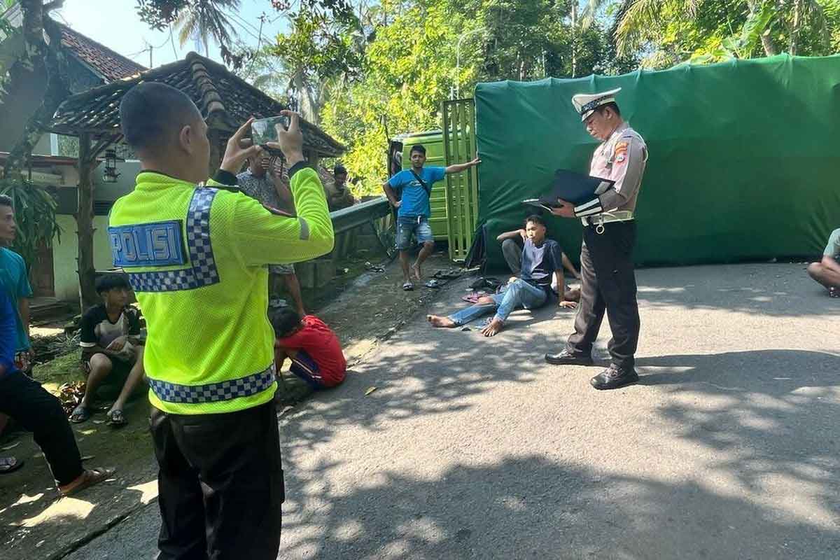 Kondisi truk saat terguling dan hendak dievakuasi oleh Unit Gakkum Polres Trenggalek.