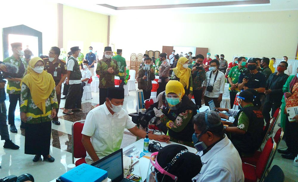 Tampak sejumlah tamu undangan berkerumun saat vaksinasi Covid-19 di Posko Gugus Tugas Kabupaten Pasuruan, Kamis (28/1).