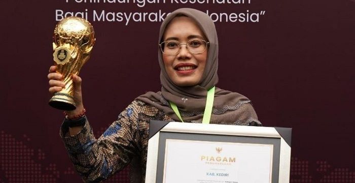 Wakil Bupati Kediri Dewi Mariya Ulfa usai menerima penghargaan UHC Award 2024. Foto: Ist. 