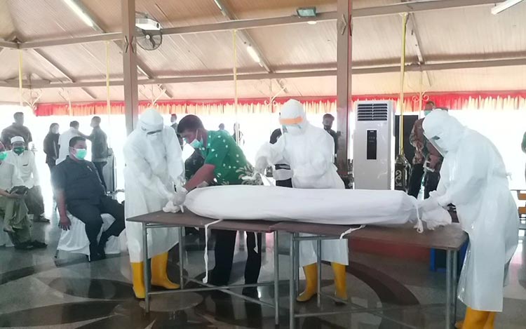 Tim Rumah Sakit Syamrabu saat menggelar simulasi pemulasaran jenazah Covid-19 di Pendopo Agung Bangkalan, Kamis (11/6/2020).