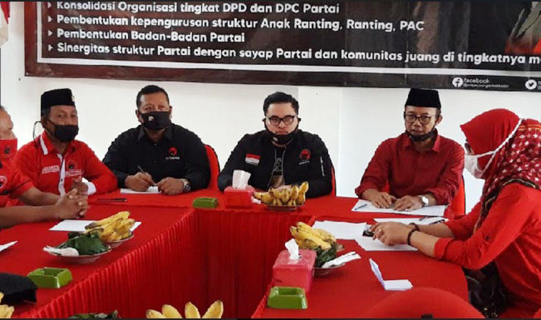 Hanindhito Himawan Pramana (tengah) diapit Plt. Ketua DPC PDIP Kabupaten Kediri, Budi Sulistyono dan Sekretaris Dodi Purwanto, serta jajarannya. foto: MUJI HARJITA/ BANGSAONLINE