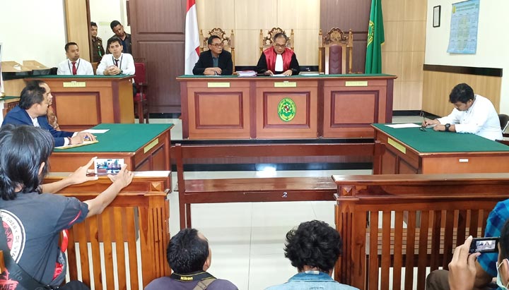 Suasana sidang praperadilan Genpatra di PN Gresik. foto: SYUHUD/ BANGSAONLINE