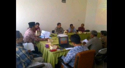 Tim Perumus terdiri dari LPB-NU, Bapeda, BPBD, PMI dan Pramuka saat rapat pemetaan bencana Sampang. foto: Bahri/BangsaOnline.com