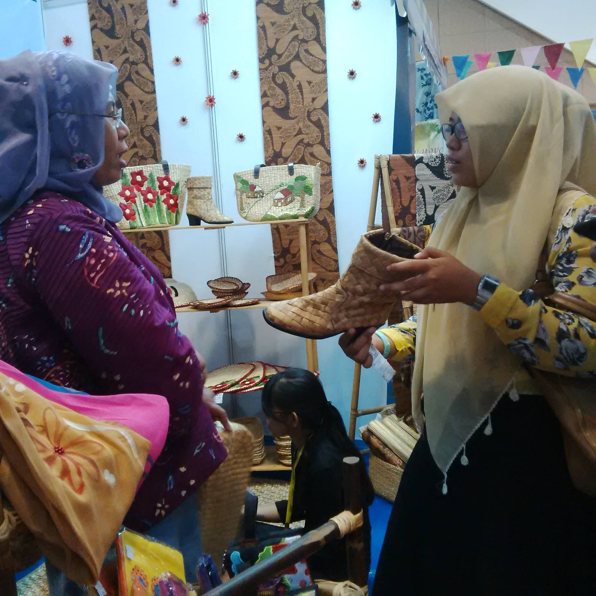WIRAUSAHA. Salah satu peserta Pusat Pelatihan Kewirausahaan Sampoerna Expo 2014 di Tunjugan Plaza 3 lantai 6 Surabaya. foto : nisa/bangsaonline
