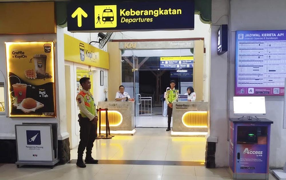 Suasana di gate keberangkatan Stasiun Bojonegoro.