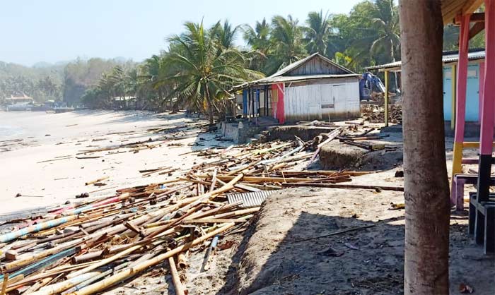 Beberapa warung makan yang rusak diterjang gelombang pasang.