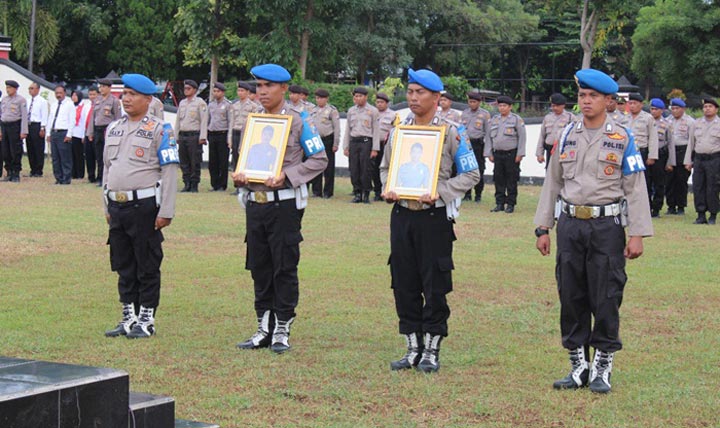 Upacara Pemberhentian Tidak Dengan Hormat (PTDH) kepada dua orang anggota Polres Bangkalan di lapangan mapolres setempat, Senin (17/2).