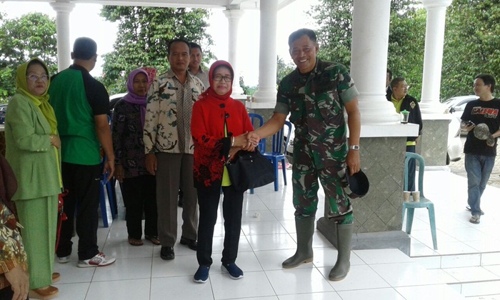 Ibunda Presiden Jokowi, Sudjiatmi saat tiba di pendopo Kecamatan Nawangan. Foto: IST