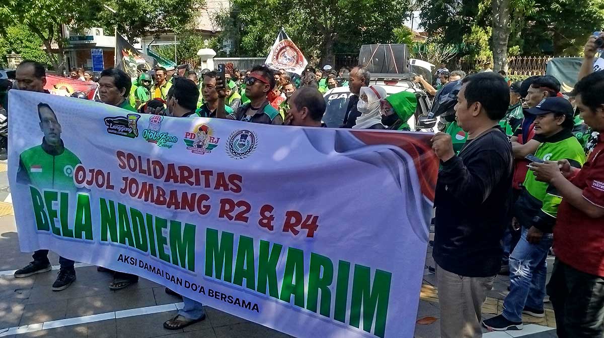 Demo yang digelar komunitas ojol atau ojek online di Jombang.