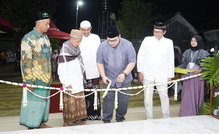 Bupati Kediri, Hanindhito Himawan Pramana, saat memotong pita sebagai tanda peresmian Masjid Al Ikhlas di Dusun Gondang, Desa Pehwetan, Kecamatan Papar. Foto: Ist