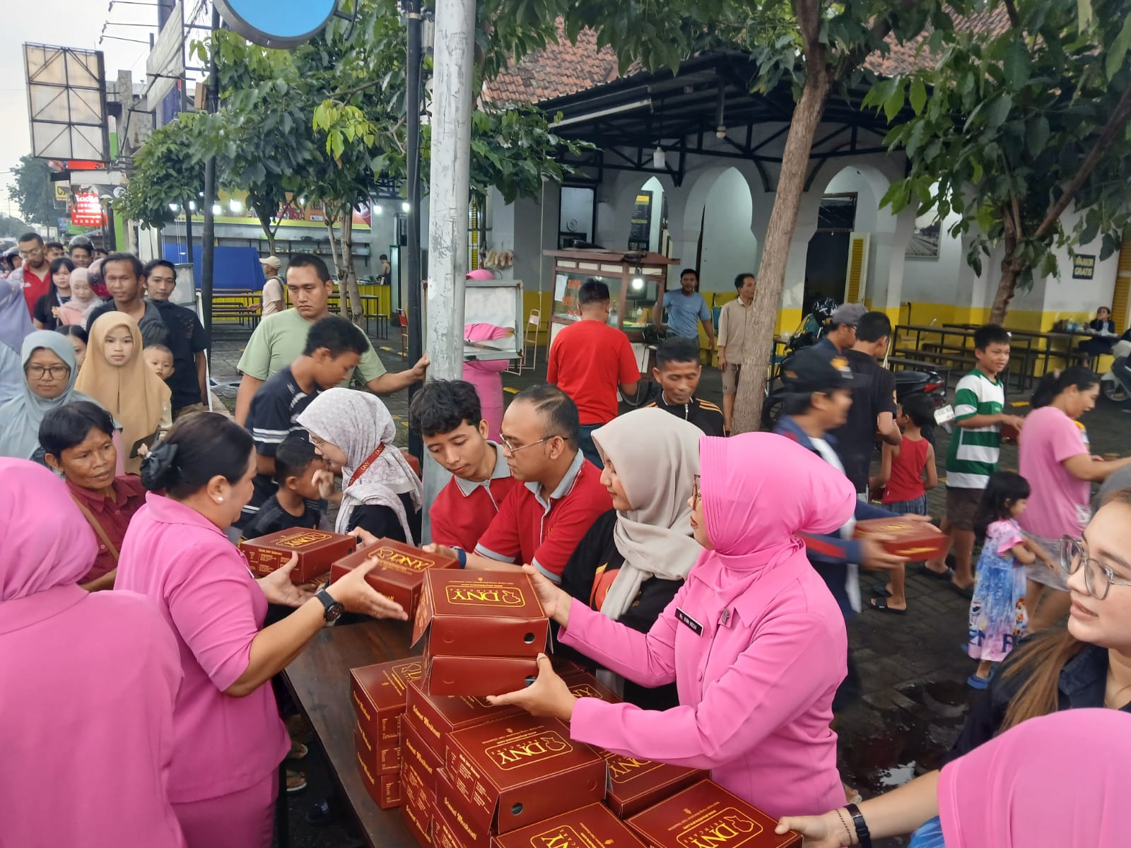 Bhayangkari saat membagikan takjil gratis di sekitaran Polsek Gedangan