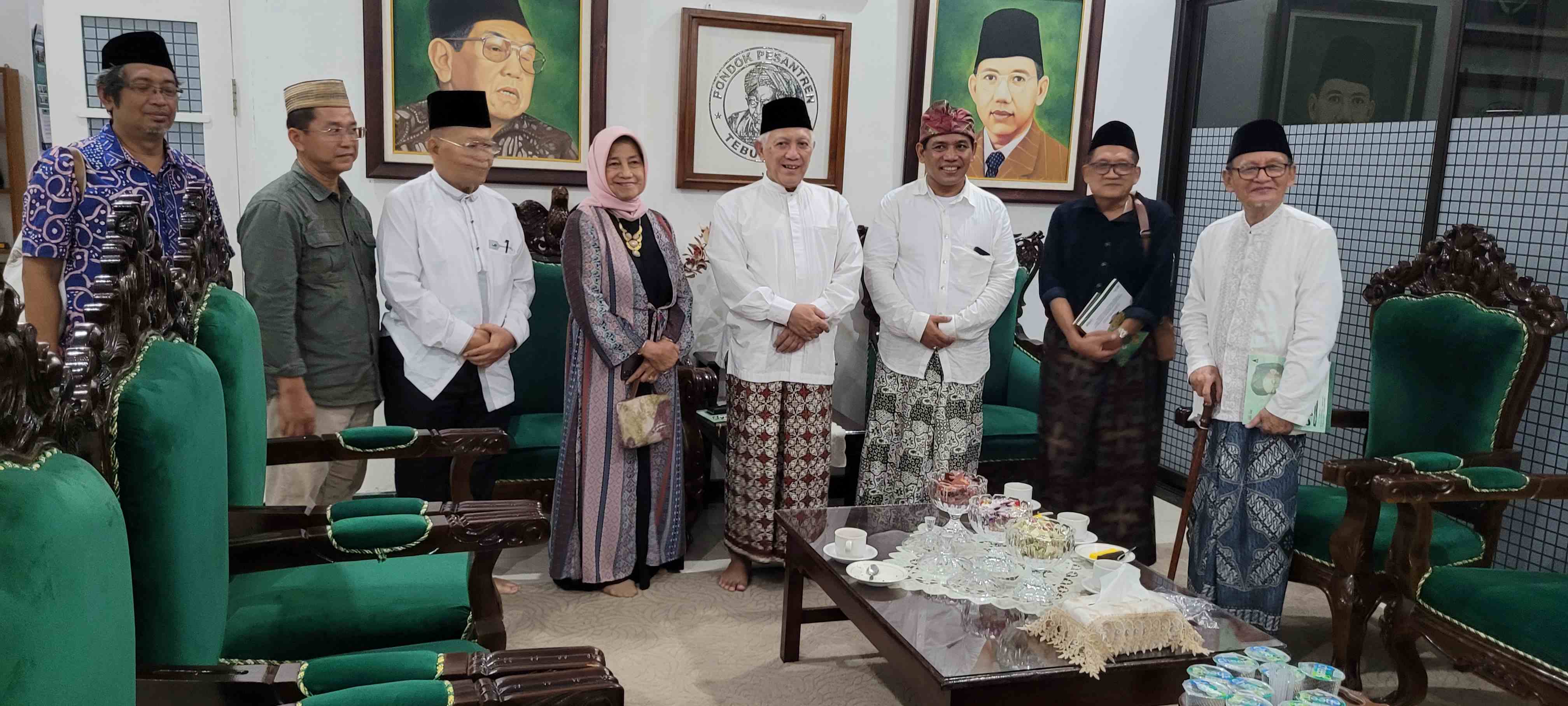 Usai silaturahim, KH Abdul Hakim Mahfudz (Gus Kikin), Pengasuh Pesanntren Tebuireng,  foto bersama di Ndalem Kasepuhan Pesantren Tebuireng, Jumat (3/6/2024). Foto: BANGSAONLINE
