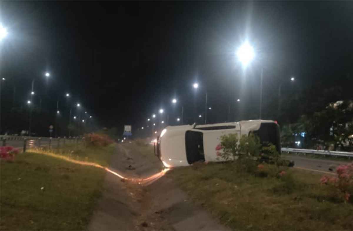 Kendaraan Bea Cukai Kediri yang terlibat kecelakaan di Tol Jombang.