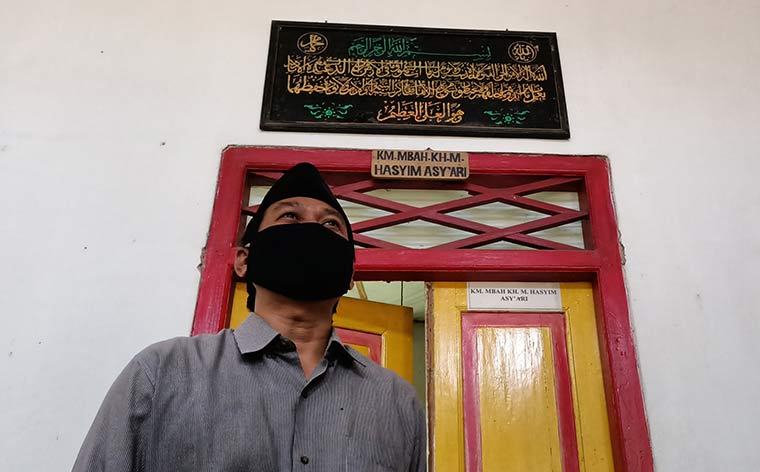 KH. Mochamad Chamdani Bik, putra pertama Mbah Mochamad Sodik, Pengasuh Pondok Pesantren Kapurejo, saat berada di depan Kamar Hadratussyaikh KH. M. Hasyim Asy