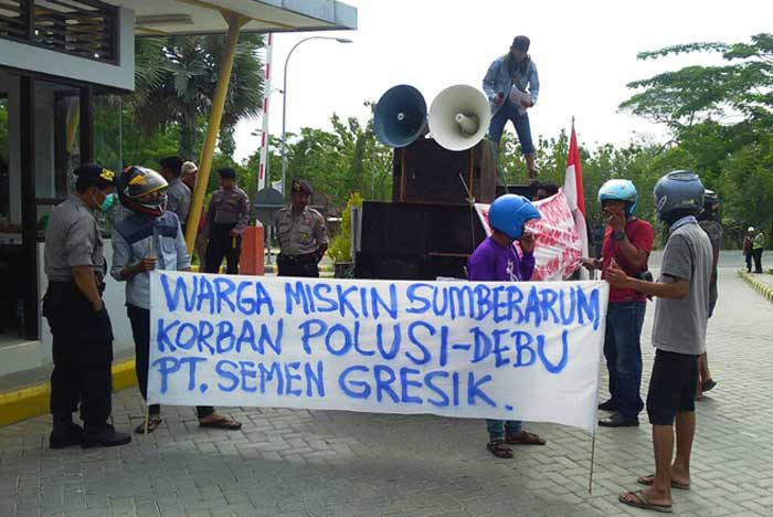 Aksi warga saat demo pabrik PT Semen Gresik di Kecamatan Kerek. foto: HERI M/ BANGSAONLINE