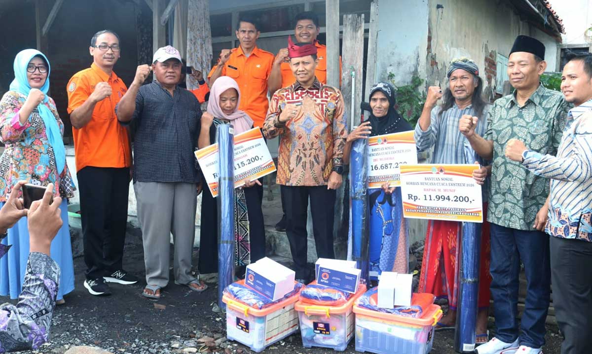 Peyerahan bantuan sosial bagi korban bencana alam di Kelurahan Ngemplakrejo, Kecamatan Panggungrejo, Kota Pasuruan.