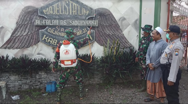 TNI/Polri Pasuruan Semprot Disinfektan Pondok Pesantren dan Masjid