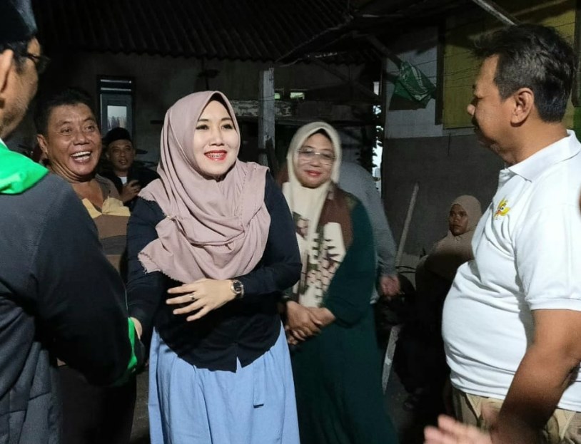 Ning Lia saat bertemu dengan warga di TKP kebakaran