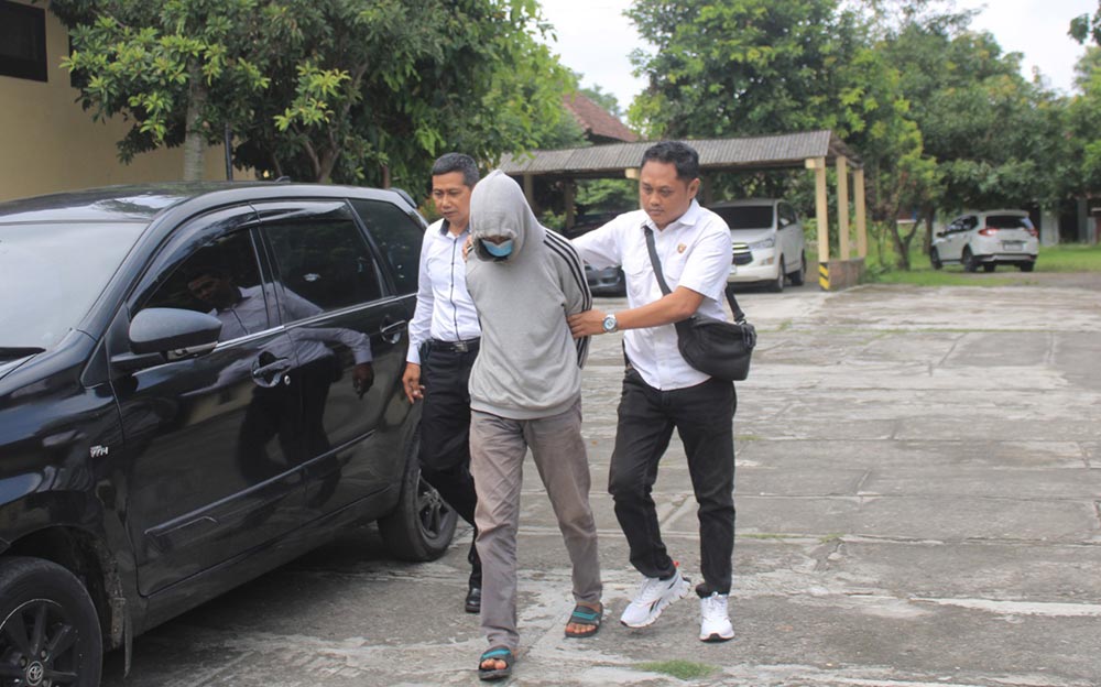 Petugas Polres Magetan saat mengamankan pelaku pencurian motor. Foto: ANTON/HB