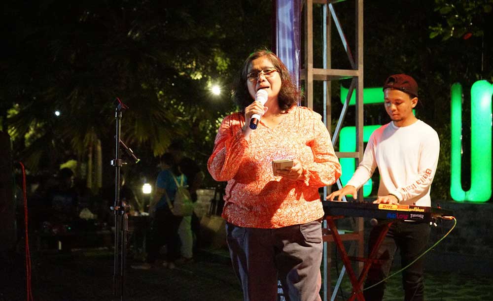 Pj. Wali Kota Kediri, Zanariah, saat ikut menyanyikan sebuah lagu. Foto: Ist.