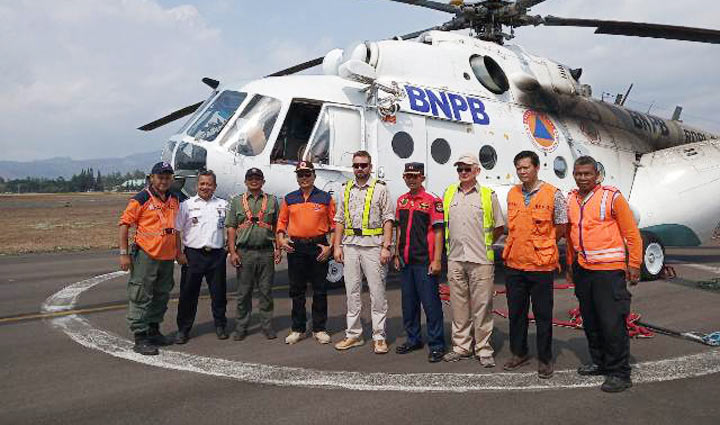 Pasukan Badan Nasional Penanggulangan Bencana (BNPB) mengerahkan Heli Water Bombing. foto: Istimewa/ BANGSAONLINE