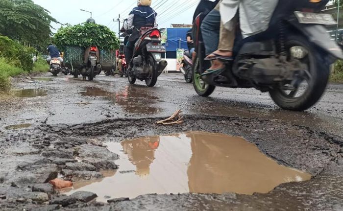 Ilustrasi jalan rusak.