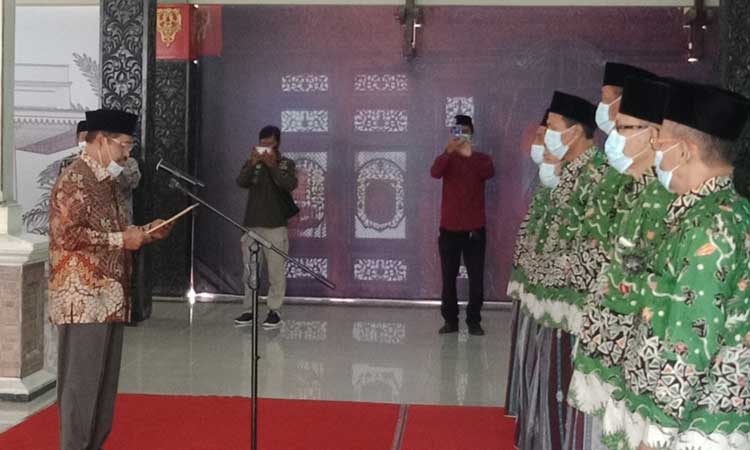 Ketua Dewan Masjid Indonesia (DMI) Jawa Timur K.H. M. Roziqi, M.M. saat melantik Pimpinan Daerah DMI Kabupaten Pasuruan. (foto: ist)