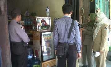 Sejumlah petugas saat merazia sejumlah minimarket dan toko yang berada di Kecamatan Rengel. (Suwandi/BANGSAONLINE)