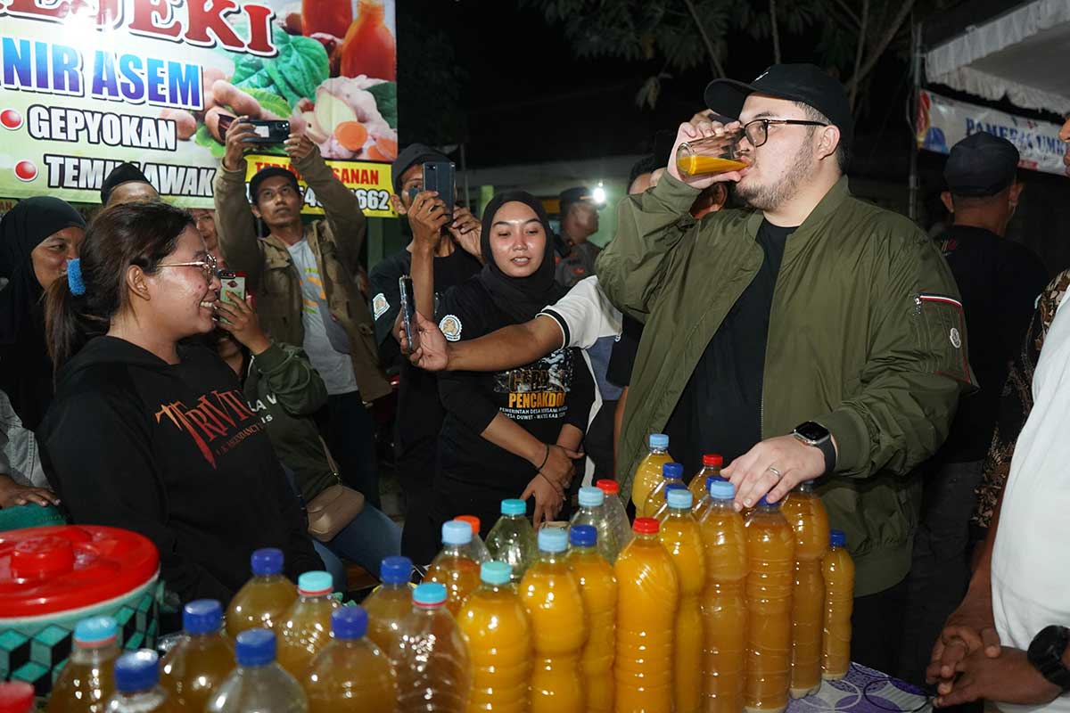 Bupati Kediri Hanindhito Himawan Pramana saat minum jamu, dagangan salah satu pelaku UMKM. Foto: Ist.