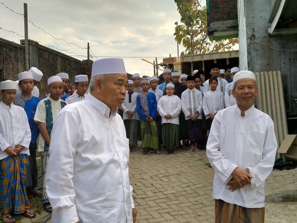 Prof. Dr. KH. Asep Saifuddin Chalim, M.Ag (kiri) dan KH Saifuddin (kanan). Tampak juga para santri Pondok Pesantren Amantul Quran Baraan Cepokolimo Pacet Mojokerto Jawa Timur. foto: MMA/ BANGSAONLINE.COM     