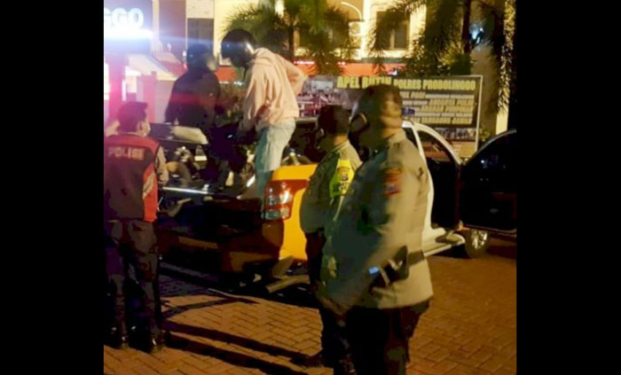 Satuan Sabhara Polres Probolinggo saat membubarkan gerombolan pemuda yang melakukan balap liar.