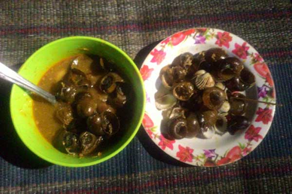 Hmmmm.... yummy... foto: Retno/ BANGSAONLINE