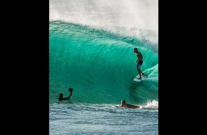Wisman saat surfing di pantai Watu Karung Pacitan. foto: ist/bangsaonline