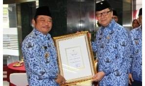 Bupati Saiful Ilah menerima penghargaan penyelenggaraan pemerintah daerah berkinerja sangat baik dari Menteri Dalam Negeri (Mendagri) Tjahjo Kumolo. Foto : ist/hms