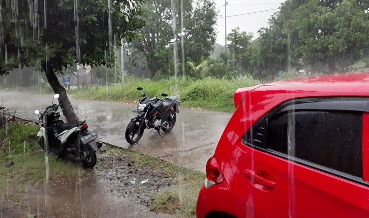 Hujan yang mengguyur Mojokerto Raya kali ini cukup deras.