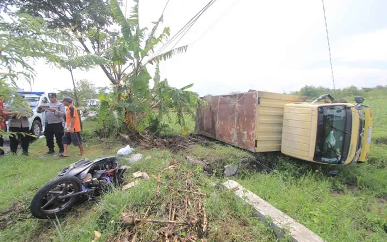 Truk boks bernopol AG 8673 EK selip hingga masuk ke area persawahan di Jalan Raya Madiun–Magetan, tepatnya di Desa Mojopurno, Kecamatan Ngariboyo, Kabupaten Magetan
