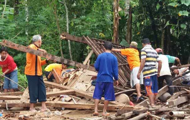 Rumah Mariyono yang menjadi korban angin kencang rata dengan tanah.
