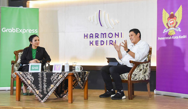Wali Kota Kediri, Abdullah Abu Bakar saat memaparkan peran Pemerintah Kota Kediri pada masa pandemi Covid-19 dan New Normal bagi UMKM dalam Webinar Prospek Bisnis Online di Era New Normal. (foto: ist).