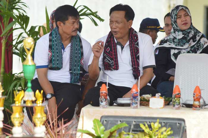 Bupati Sambari berbincang dengan Indra Syafri. foto: SYUHUD/ BANGSAONLINE
