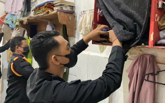 Petugas Rutan kelas IIB Bangkalan melakukan pemeriksaan rutin barang warga binaan