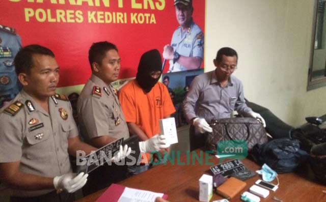 Pelaku saat digelar bersama barang bukti di Mapolres Kediri Kota. foto: arif kurniawan/ BANGSAONLINE
