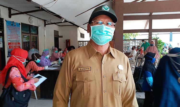 H. Sudiyo, Kadinkes Bangkalan saat menjelaskan kepada media terkait kasus positif pasca rapid test di Kantor Kecamatan Kamal, Bangkalan, Senin (7/6/2020).